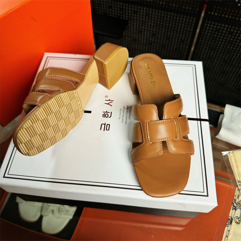 Chunky-heeled slippers for women's outerwear, 2024 summer new retro woven one-line flip-flops, fashionable and versatile beach shoes for women details Picture