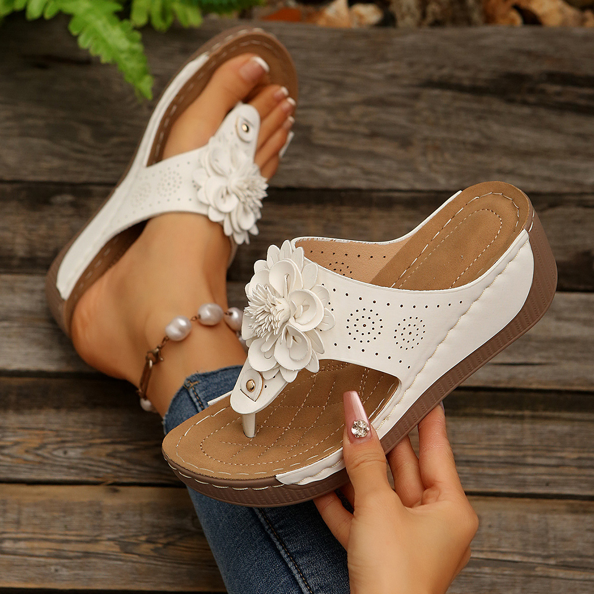 The new 2024 style of thick-soled flip-flops for women in foreign trade, featuring floral fashion, flat bottoms, flip-flops for outerwear, and large sizes Application Scenario