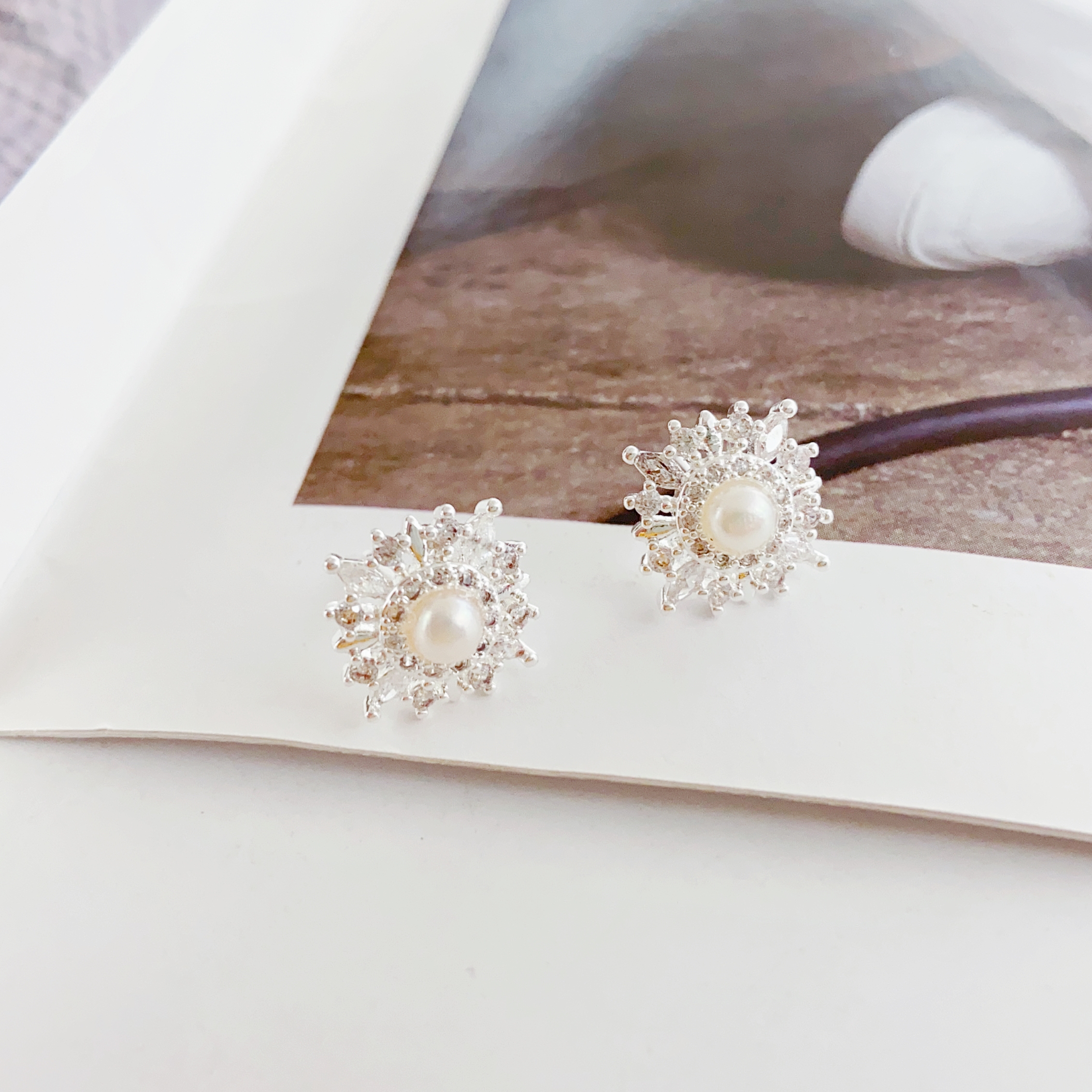 Pearl Stud S925 Silver needle women's minimalist accessory, exaggerated trendy new personalized earrings, women's niche design stud earrings, elegant earrings