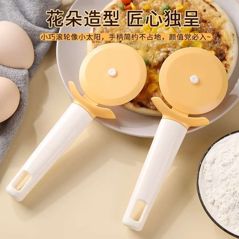 Lace pizza cutter, pastry roller knife, baking tools, pizza knife roller, manual embossed pastry cutter, plastic cake knife Application Scenario