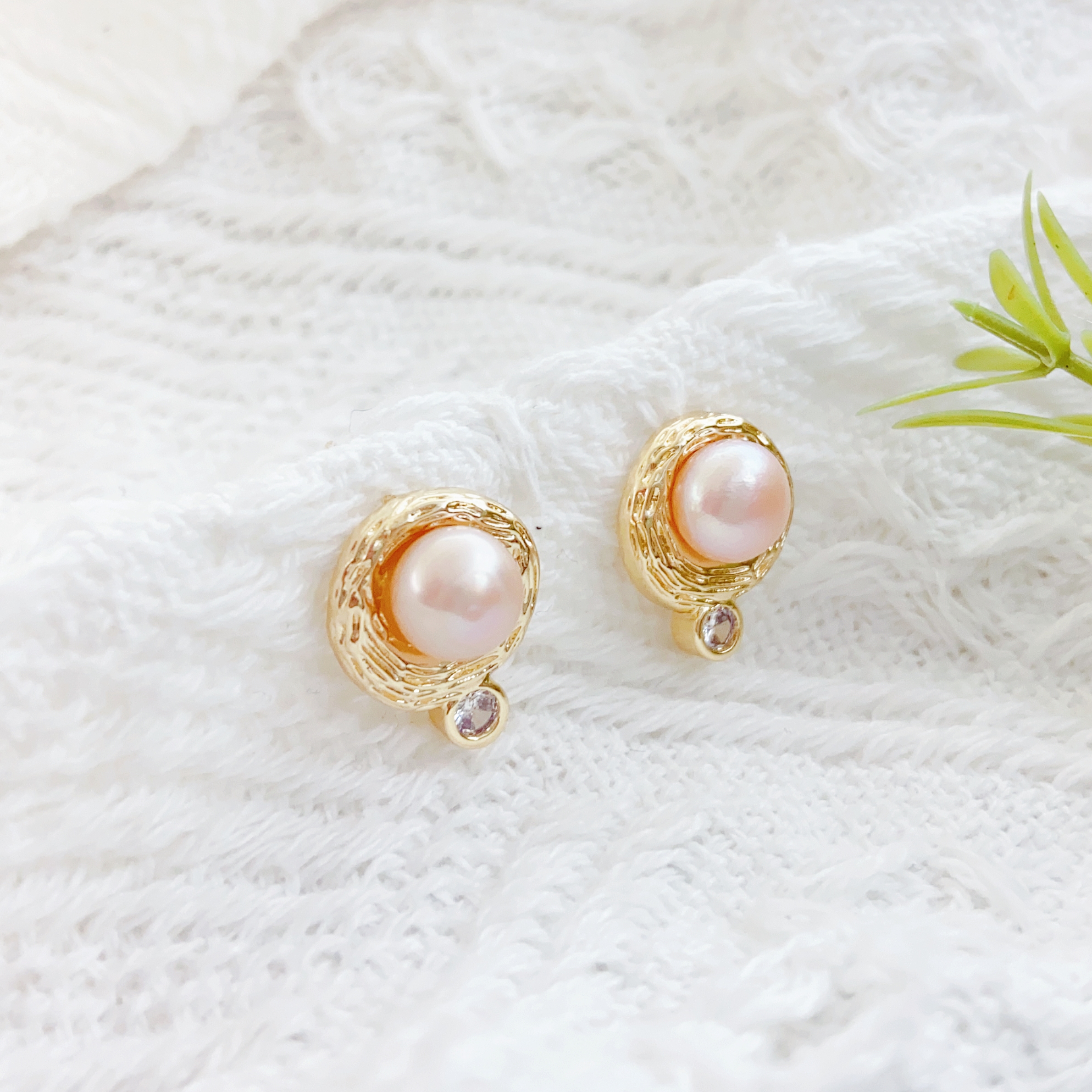 A pair of zirconium pearl stud earrings S925 silver needle women's simple style accessories, exaggerated trendy women's new personalized earrings, women's niche design stud earrings, elegant earrings