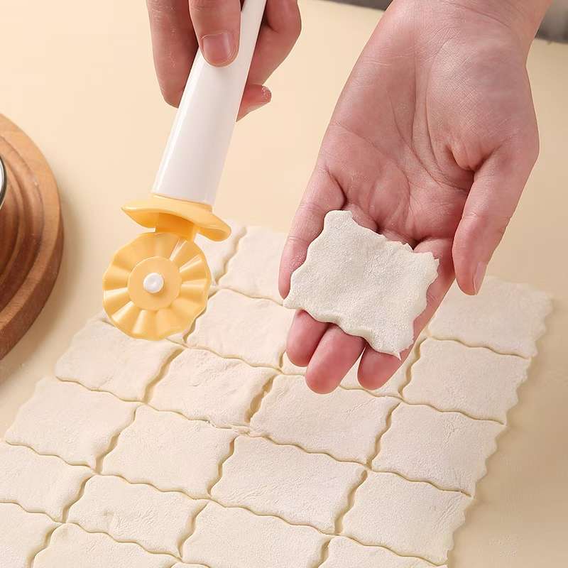 Lace pizza cutter, pastry roller knife, baking tools, pizza knife roller, manual embossed pastry cutter, plastic cake knife Application Scenario