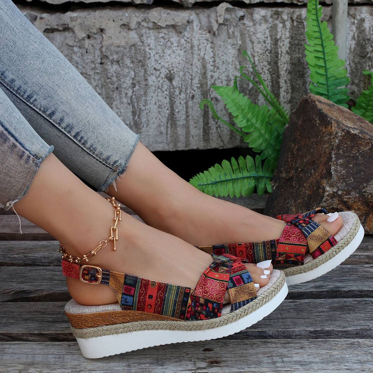 The 2023 summer new cross-border women's shoes eaby comfortable thick-soled sandals 40-43 light-soled buckle fish-mouth sandals are now available Application Scenario