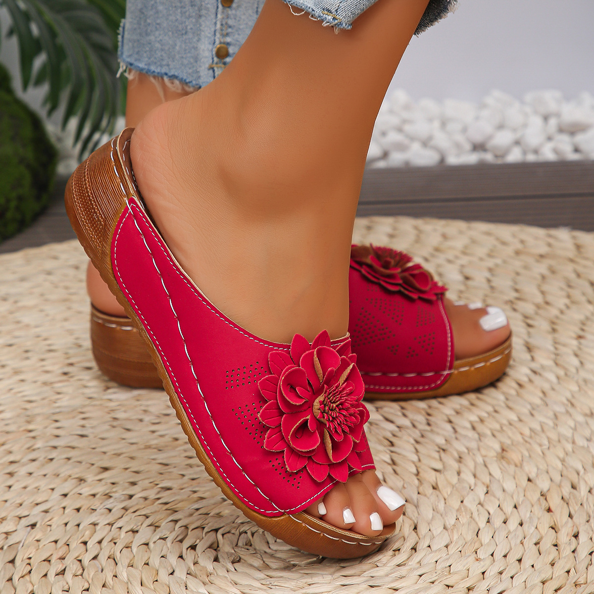 Large-sized flower-shaped slippers for women with wedge heels and thick soles for summer, 2025 new summer style for outdoor wear Application Scenario