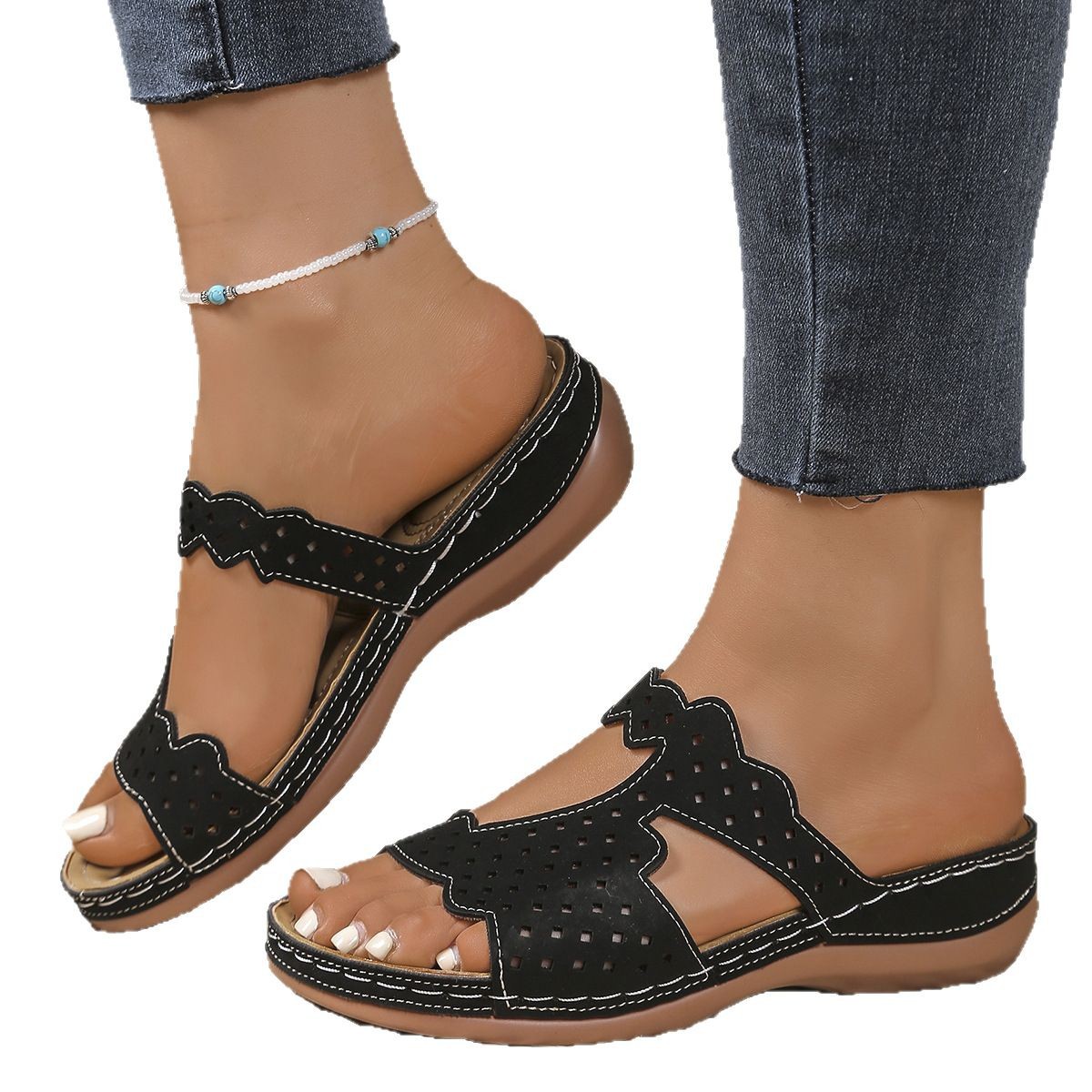 Wholesale of the new summer style of hollowed-out flat slippers for women to wear outside in a straight line in 2025 Item Picture