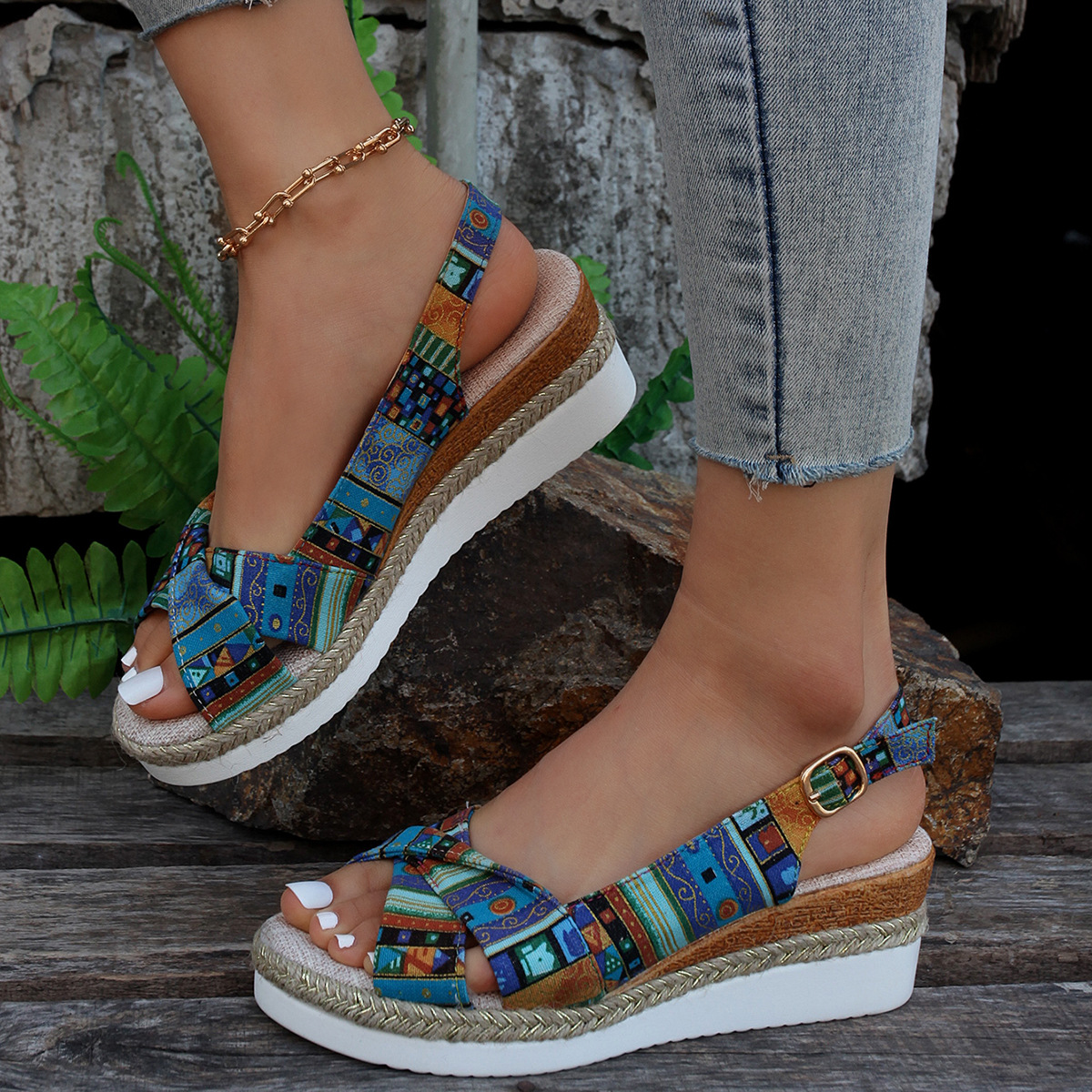 The 2023 summer new cross-border women's shoes eaby comfortable thick-soled sandals 40-43 light-soled buckle fish-mouth sandals are now available full figure