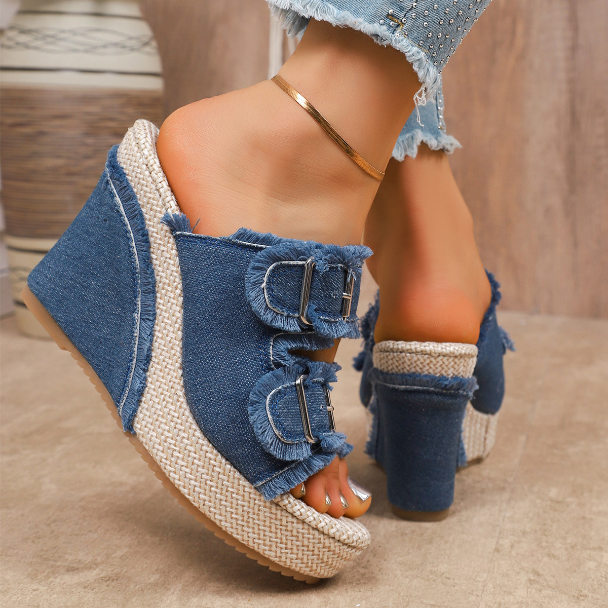 Women's summer outdoor wear 2024 new thick-soled slippers with oversized, limping jeans and belt buckles details Picture