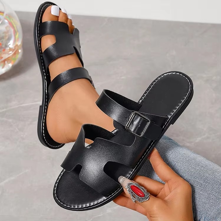 The new thick-soled flip-flops for women in the summer of 2024 are large-sized, single-piece, solid-color, casual outerwear shoes that are versatile full figure