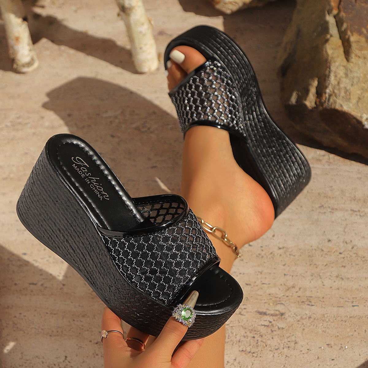 Cross-border trade large-sized thick-soled flip-flops for women in the summer of 2025, fashionable and breathable, with a mesh surface and a sponge sole Specification drawing