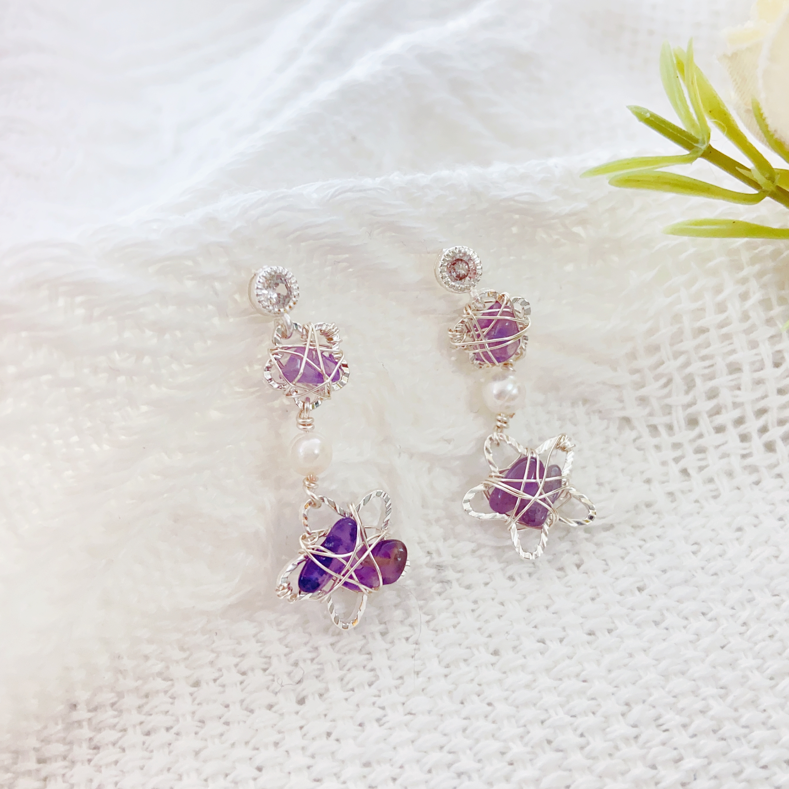 A pair of freshwater pearl stud earrings s925, made of pure silver and silver needles, are a new versatile accessory for women in an ins style. They exude a gentle and light luxury vibe, with a niche design that is cool and stylish, and a sense of sophistication and individuality