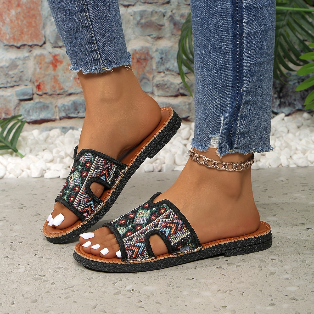 New European and American style cool slippers for women, large size for export, Spring/Summer 2025, casual outerwear, one-strap flat slippers full figure