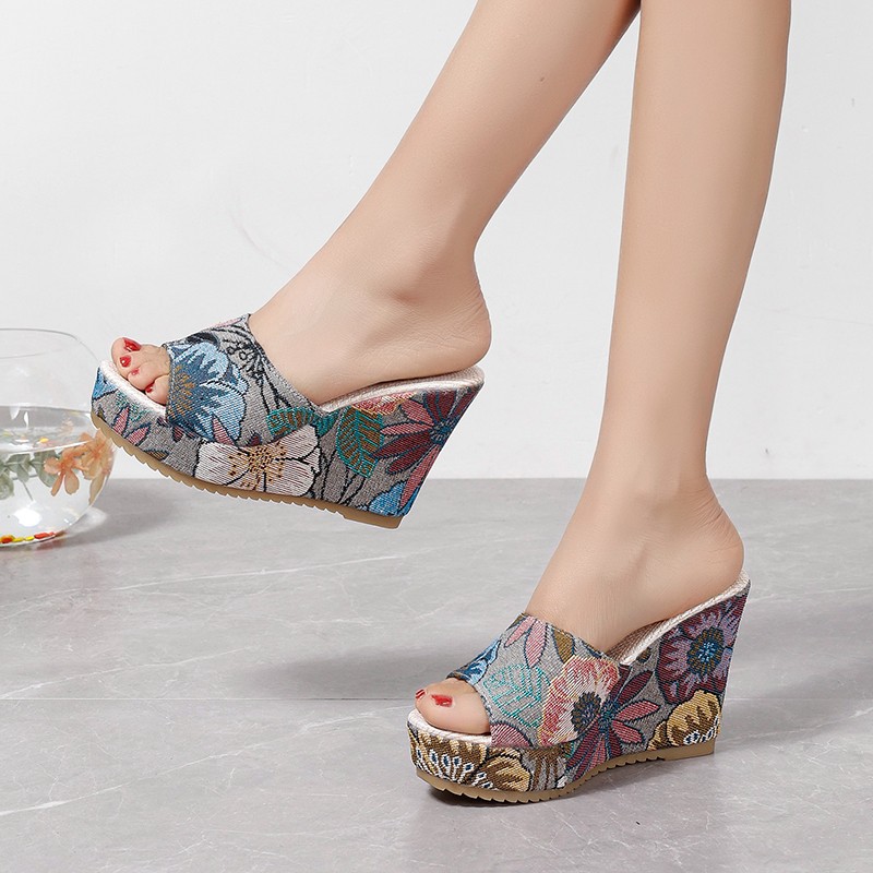 Plus-size cross-border wedge heel slippers for women, new style 2024, fashionable European and American outerwear, thick-soled and printed in a straight line cross-border style Application Scenario