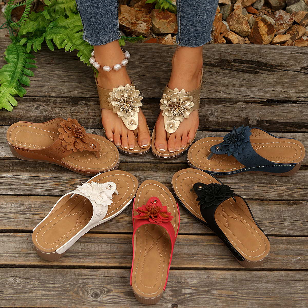 The new 2024 style of thick-soled flip-flops for women in foreign trade, featuring floral fashion, flat bottoms, flip-flops for outerwear, and large sizes details Picture