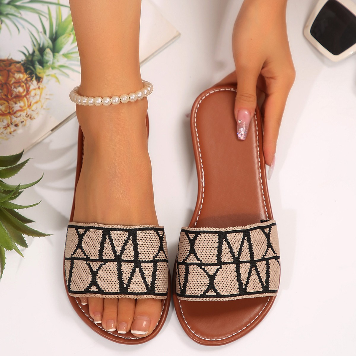Women's 2025 new style of large-sized flat-bottomed one-shoulder casual slippers for export, simple and fashionable outerwear, beach fish-mouth shoes for cross-border full figure