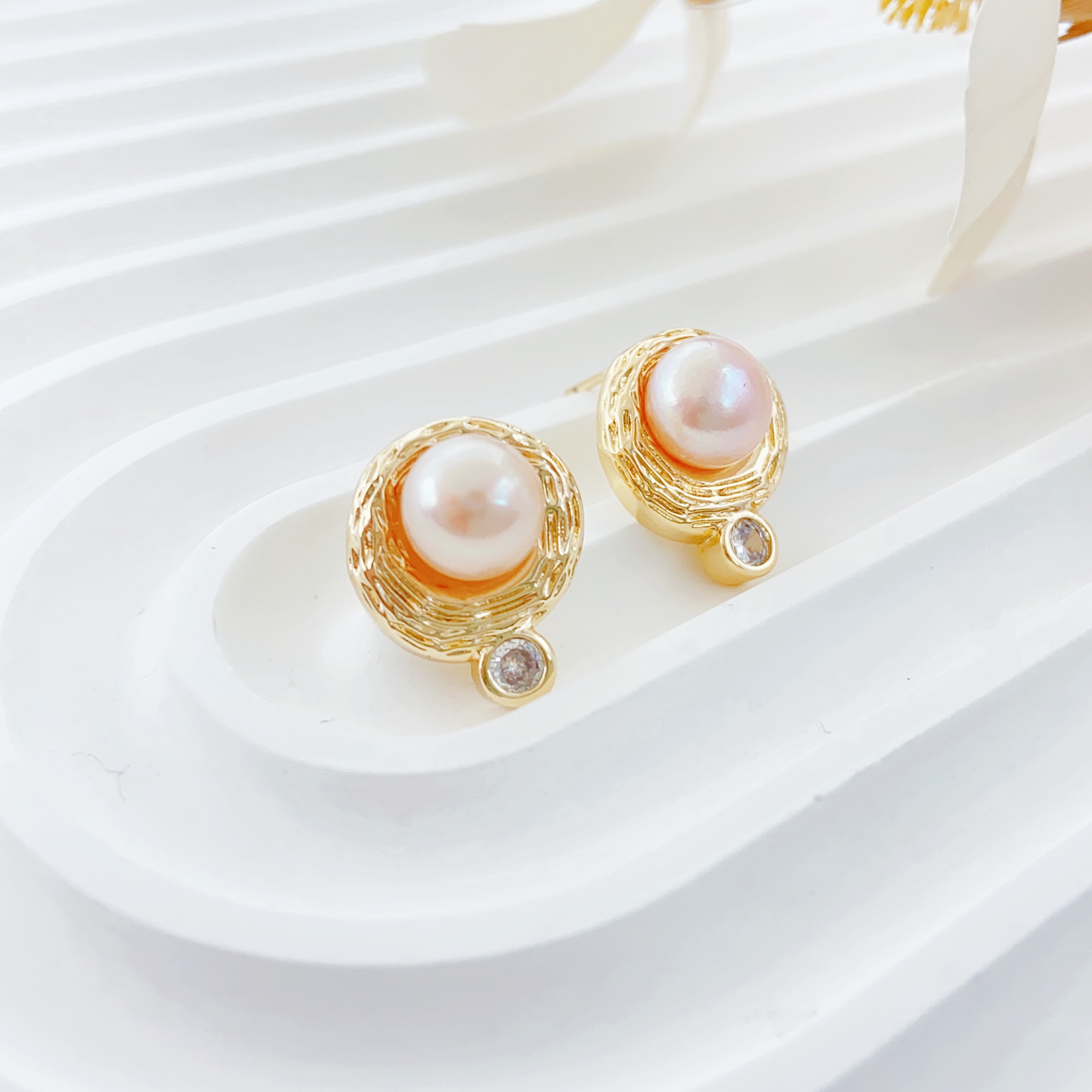 A pair of zirconium pearl stud earrings S925 silver needle women's simple style accessories, exaggerated trendy women's new personalized earrings, women's niche design stud earrings, elegant earrings Specification image