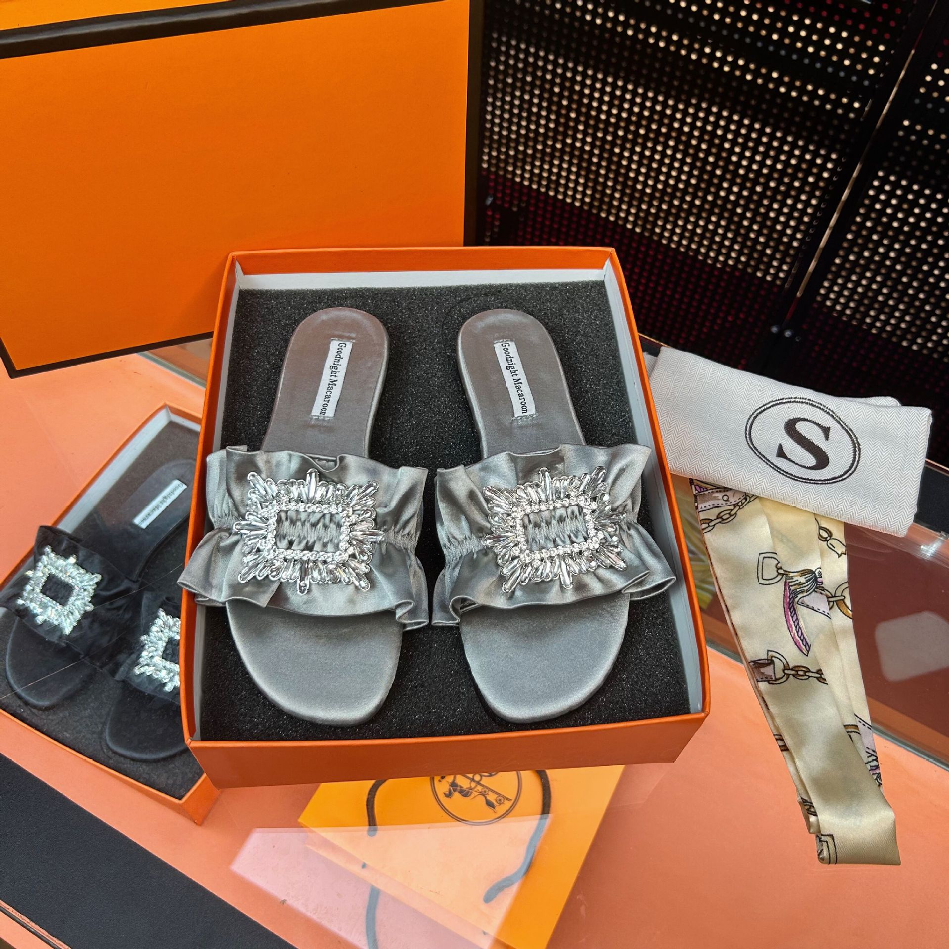 2023UR Women's Summer New Collection: Sun Buckle Women's Fashion Bow Water Full Diamond Comfortable Flat Slippers for Women Specification drawing