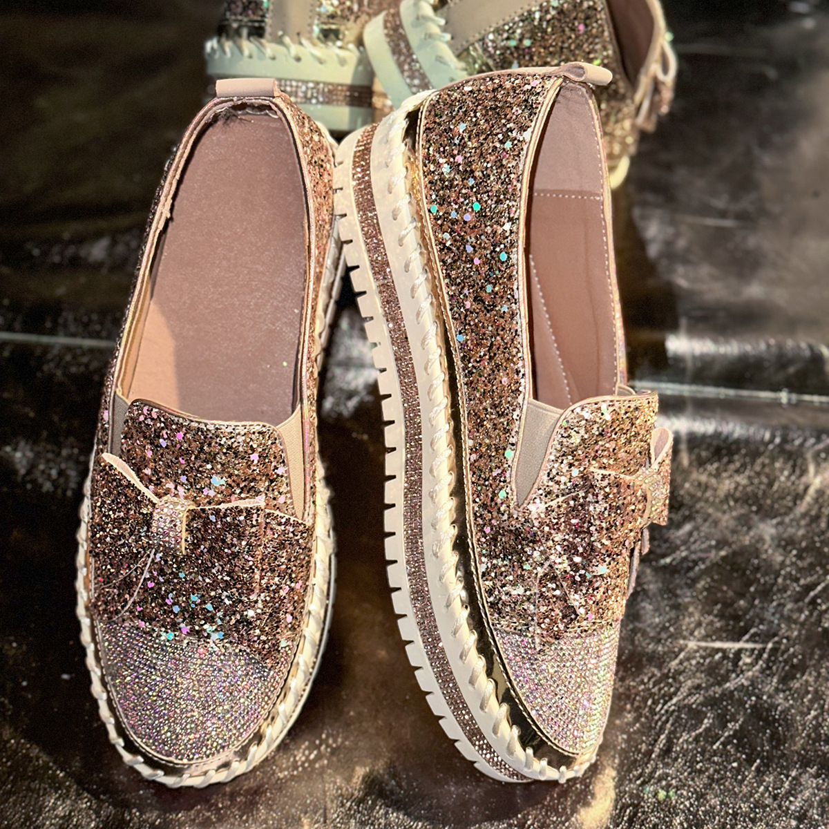 Fashionable women's casual single shoes 2025 autumn/Winter new style shallow mouth hand-sewn loafers Korean version rhinestone versatile shoes full figure