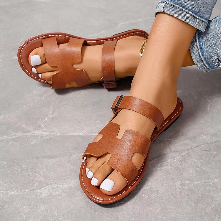 The new thick-soled flip-flops for women in the summer of 2024 are large-sized, single-piece, solid-color, casual outerwear shoes that are versatile Application Scenario