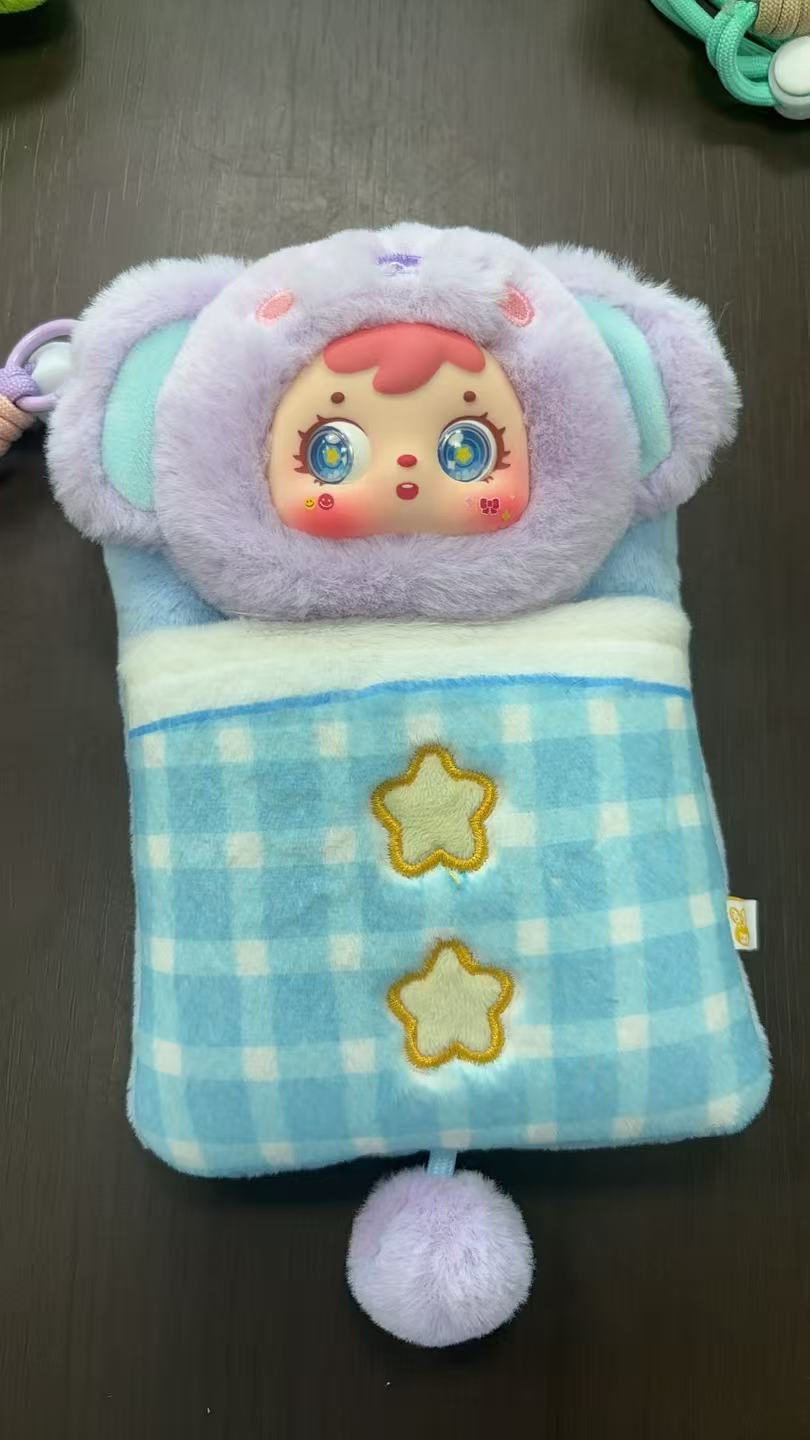 三小毛春日游记系列手机包毛绒盲盒可爱潮玩摆件挂件毛绒生日礼物产品图