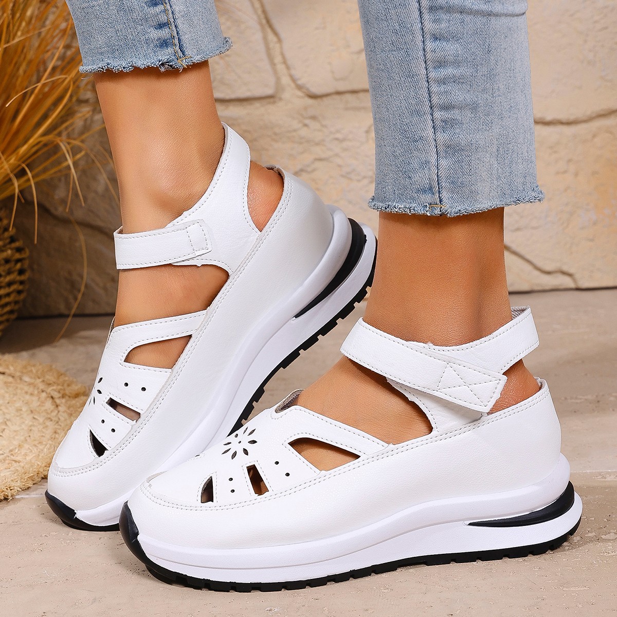 Hollowed-out casual sandals for women to wear as outerwear in the summer of 2025, a versatile thin, thick-soled, and height-increasing women's shoes full figure