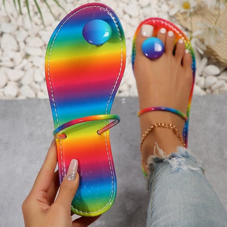 The new flip-toe slippers are popular for women's summer outerwear. The round-toed beach slippers are simple and elegant for women on the beach with flat bottoms full figure