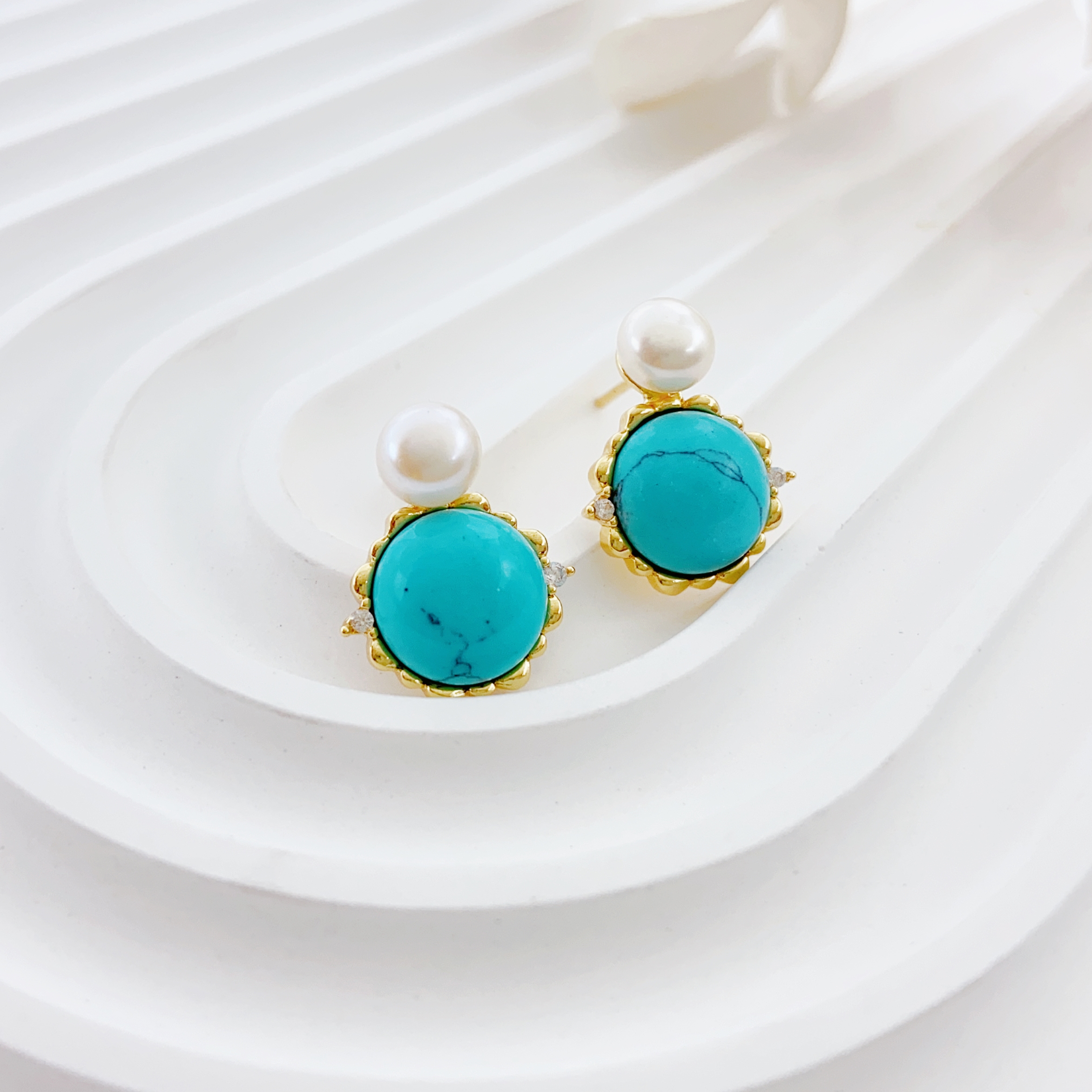A pair of fashionable and elegant pearl stud earrings S925 silver needle earrings are suitable for daily wear. They exude a sense of high-end sophistication, a goddess-like charm, and a simple yet elegant feminine grace