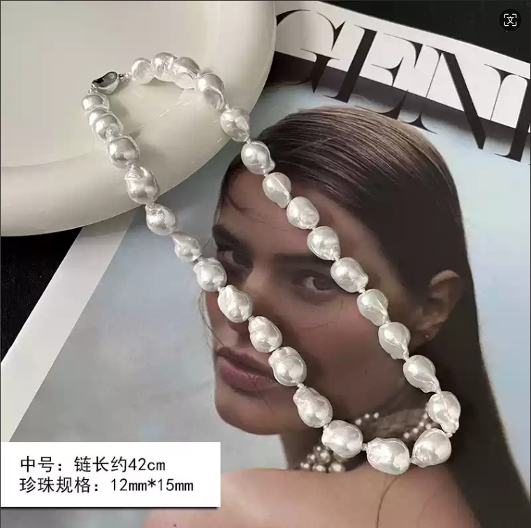 New European fashion necklace, light luxury style, irregular Baroque pearl necklace, light luxury style, New European fashion accessory, popular accessory category Application Scenario