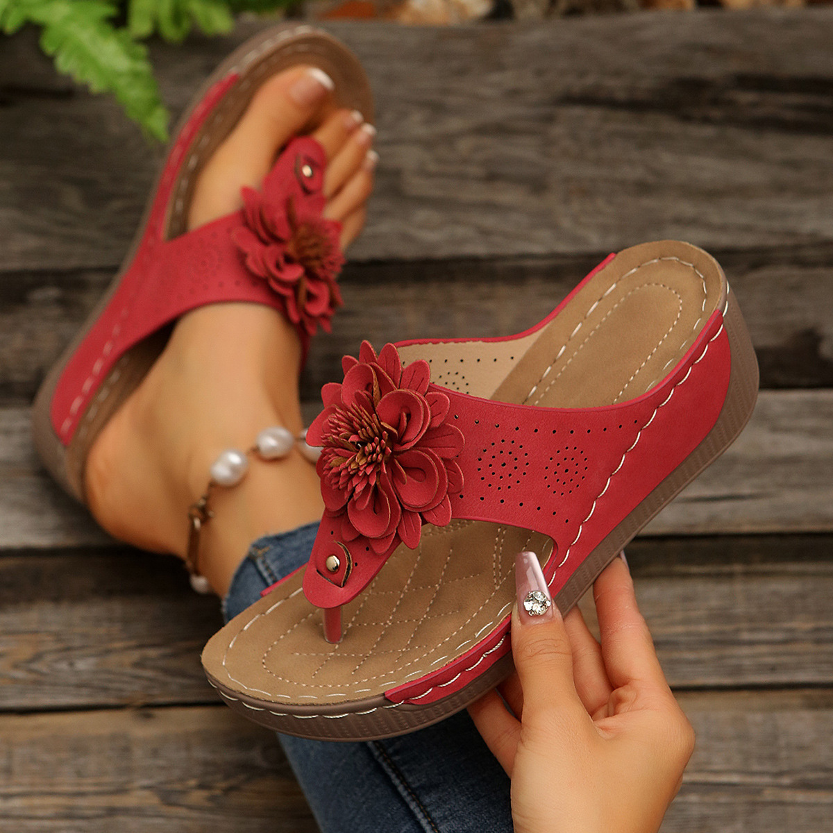 The new 2024 style of thick-soled flip-flops for women in foreign trade, featuring floral fashion, flat bottoms, flip-flops for outerwear, and large sizes Specification drawing