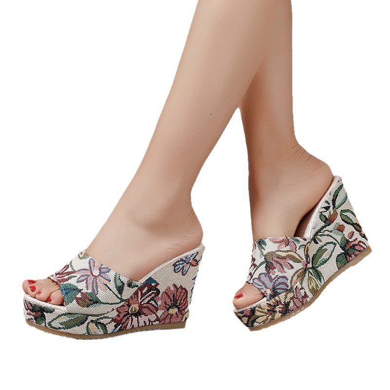 Plus-size cross-border wedge heel slippers for women, new style 2024, fashionable European and American outerwear, thick-soled and printed in a straight line cross-border style Item Picture