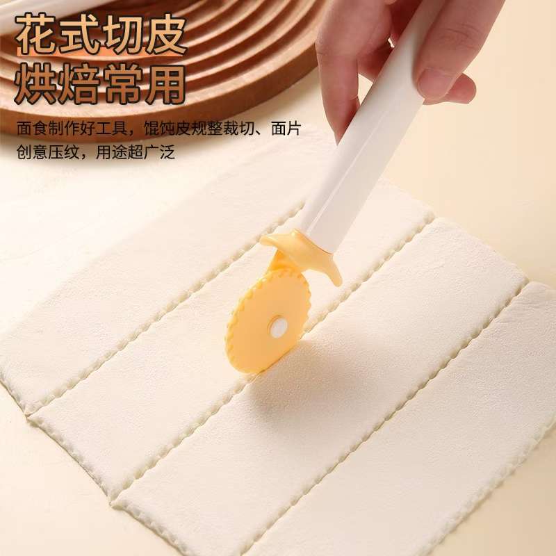 Lace pizza cutter, pastry roller knife, baking tools, pizza knife roller, manual embossed pastry cutter, plastic cake knife Specification drawing