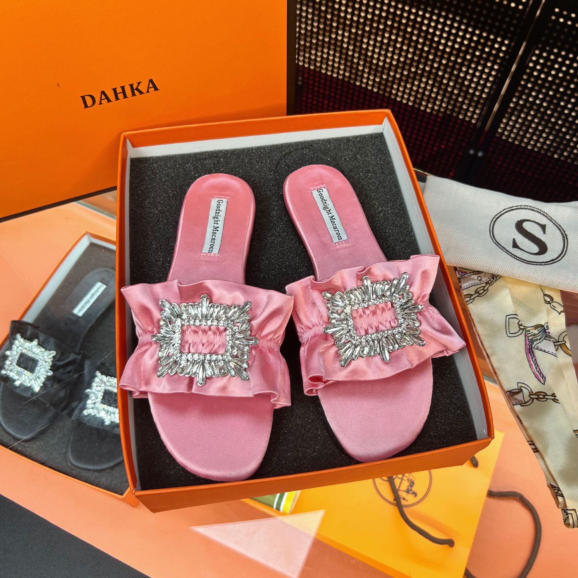 2023UR Women's Summer New Collection: Sun Buckle Women's Fashion Bow Water Full Diamond Comfortable Flat Slippers for Women Application Scenario