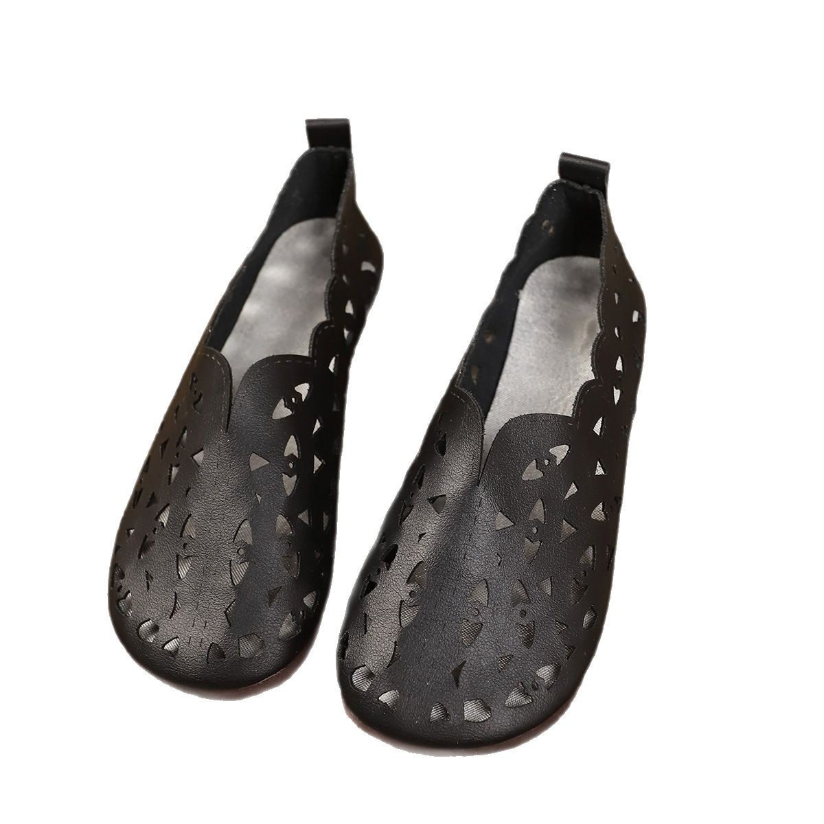Summer 2025 Breathable hollowed-out Mom sandals, women's flat, round toe, soft sole, large size 43, clog shoes for middle-aged and elderly women Item Picture