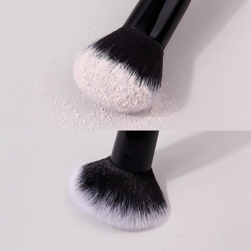 Cross-border foreign trade bestseller factory direct sales: Double-headed blush brush, multi-functional makeup brush, contouring, high-gloss and smudging brush, super soft Application Scenario