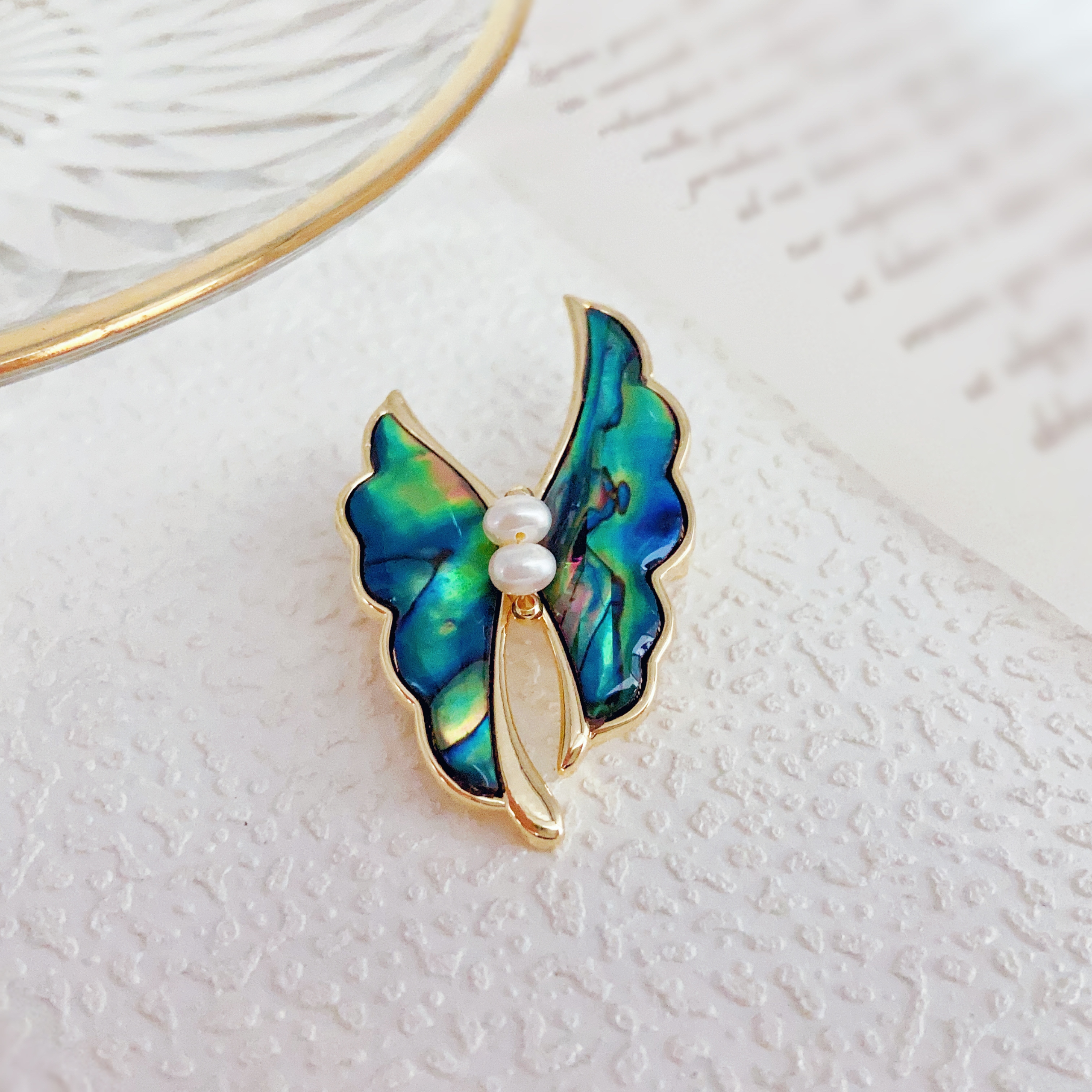 Pearl flower brooch, Baroque pearl brooch, brooch, decorative national trend brooch, retro accessory brooch, ladies' waist-cinching fashion, suitable for daily wear Application Scenario