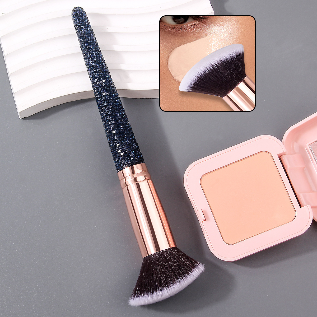 Cross-border makeup brushes are selling well. Diamond-handled beauty tools: foundation brushes, blush brushes, concealer brushes, and loose powder brushes are available in stock details Picture