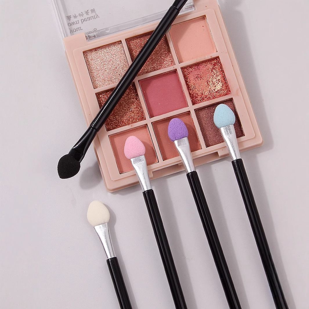 Hot-selling makeup brushes mixed with double-headed sponge eyeshadow brushes, compact and portable eyeshadow sticks, eye makeup brushes in stock for wholesale Application Scenario