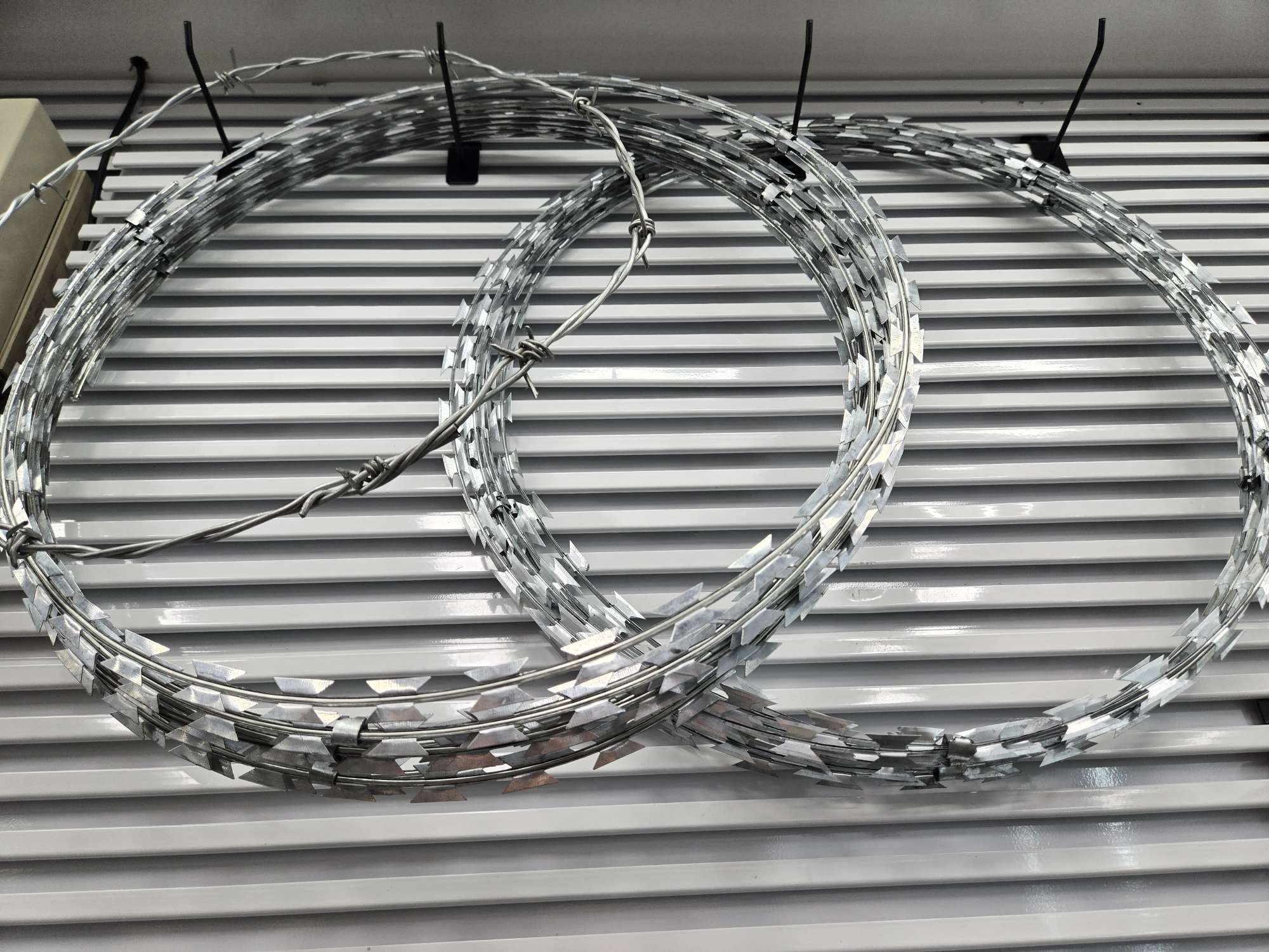 刀片刺绳刺丝滚笼镀锌防盗防爬滚笼围墙蛇腹型刺网现货工厂防爬刺铁蒺藜钢丝网镀锌钢丝刺绳带刺户外铁丝网围墙防爬刺绳 刀片铁丝