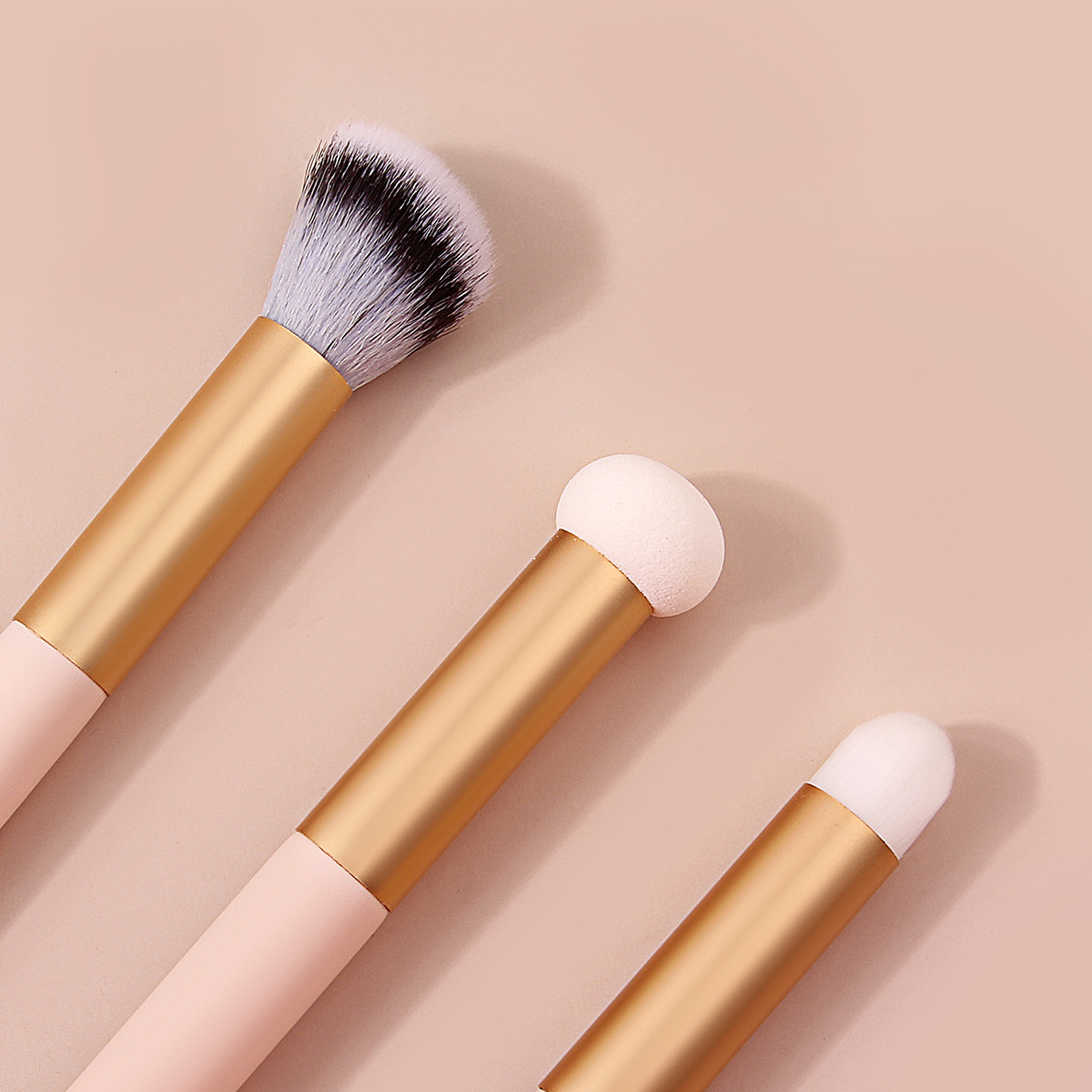 Beginner's stock: 3 portable makeup brushes, soft bristles, concealer brushes, sponge smudge brushes, and angled contouring set brushes details Picture