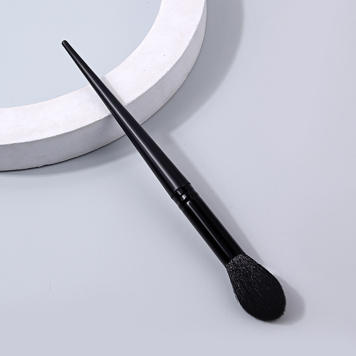 Hot-selling single brush, black flame blush brush, highlighter brush, soft bristle shadow contouring brush, makeup tool, makeup brush full figure
