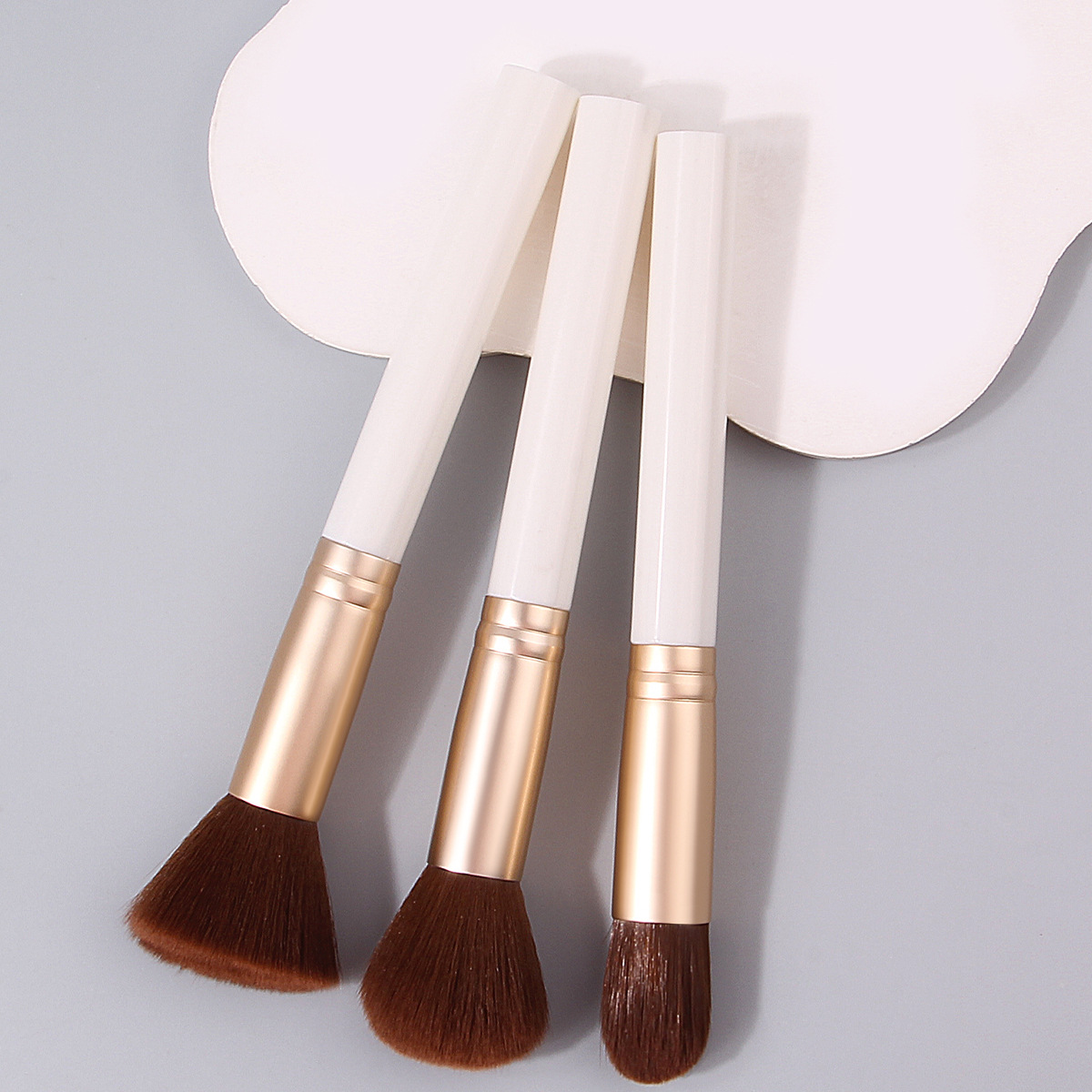 The 2025 new portable makeup brush set features soft bristle foundation, blush, contouring brush, concealer and refreshing hand makeup brush full figure