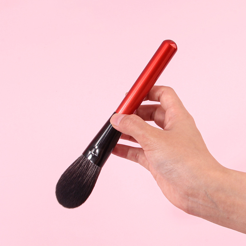 Special offer: Single facial blush brush in stock, tongue-shaped makeup brush, portable, soft fiber bristles, setting powder powder Application Scenario