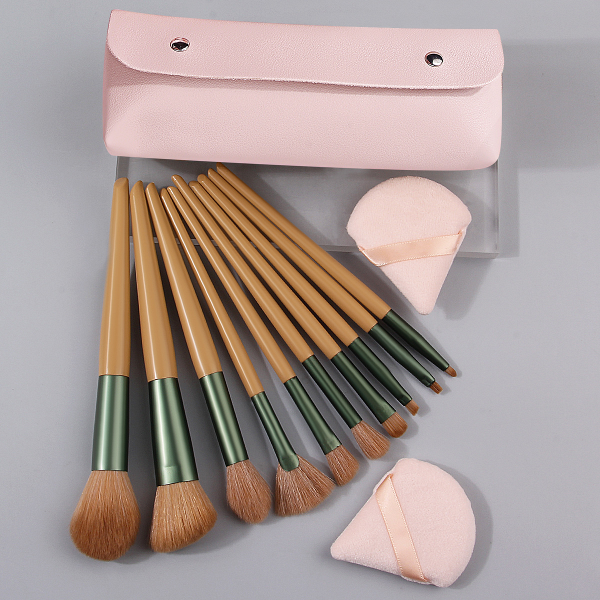 New 10-piece beginner makeup brush set: Soft bristle portable blush, eyeshadow, lip brush with makeup bag and sponge powder puff full figure