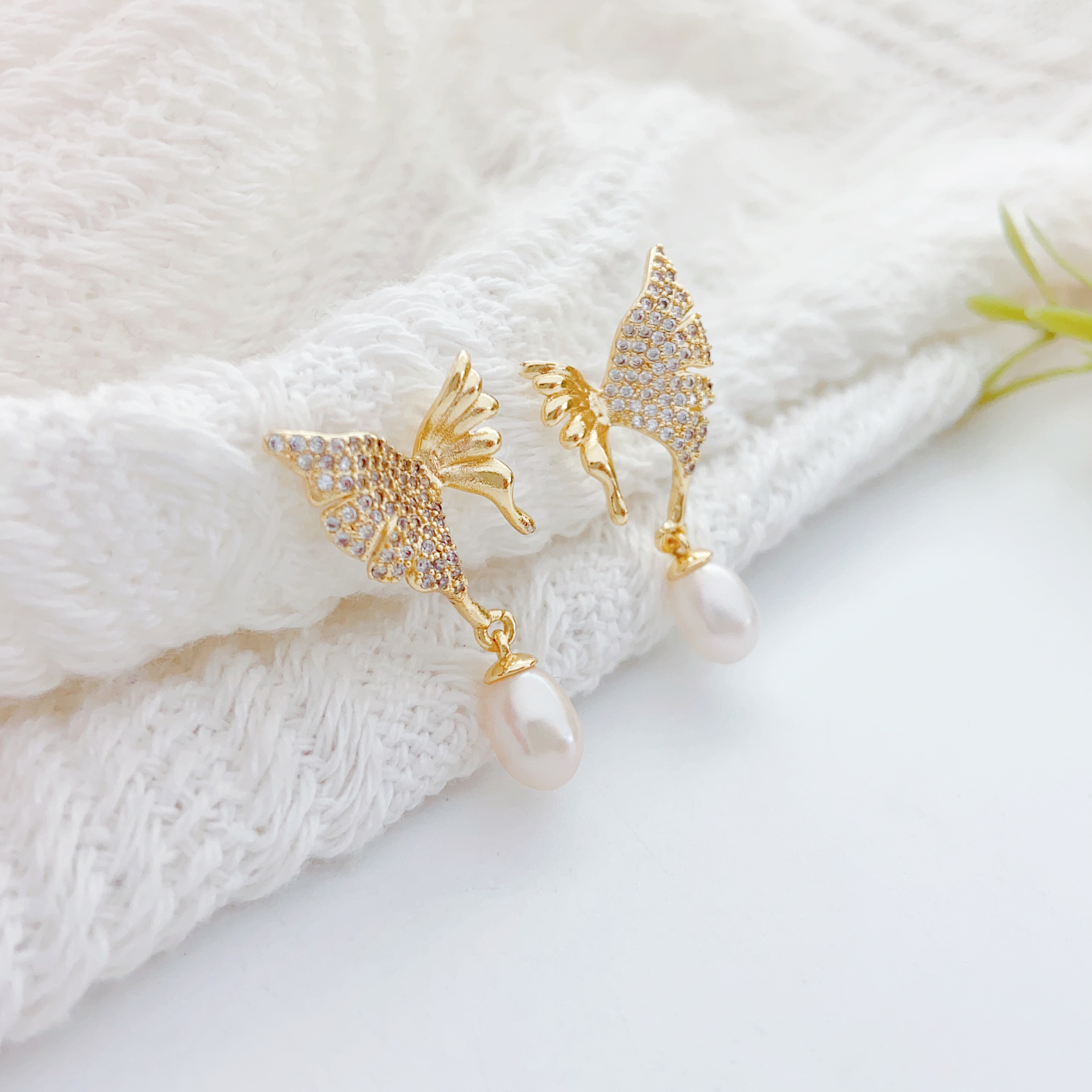 Freshwater pearl stud earrings s925 sterling silver needle stud earrings are a new versatile accessory for women in an Instagram style. They feature a gentle and niche design that follows the cool Instagram trend