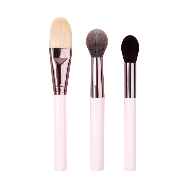 Single white wooden-handled foundation brush, mask brush, beauty tools in stock, makeup brush, portable high-gloss blush brush wholesale Item Picture