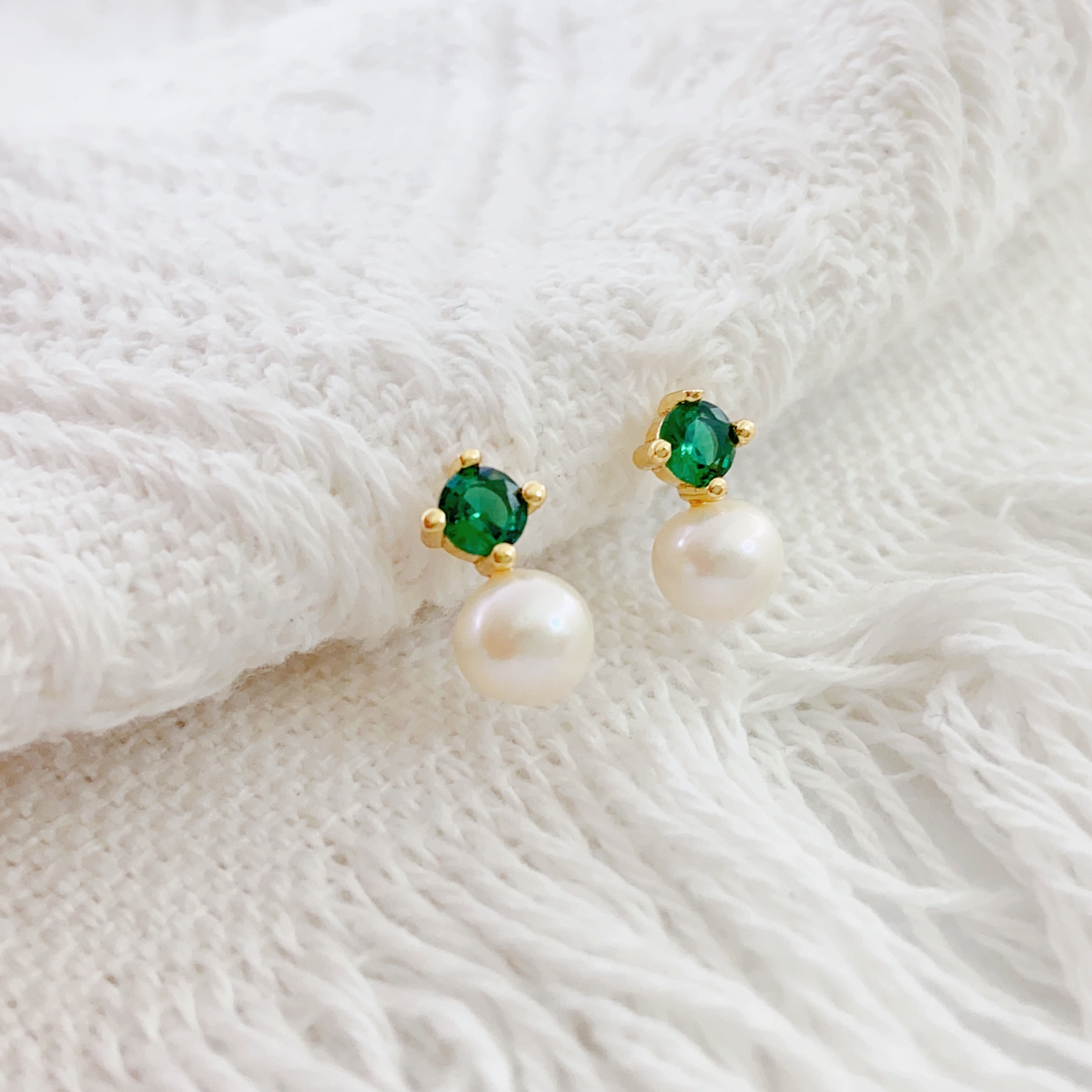Freshwater pearl stud earrings s925 sterling silver needle stud earrings are a new versatile accessory for women in an ins style. They exude a gentle and luxurious touch, with a niche design and a cool ins style