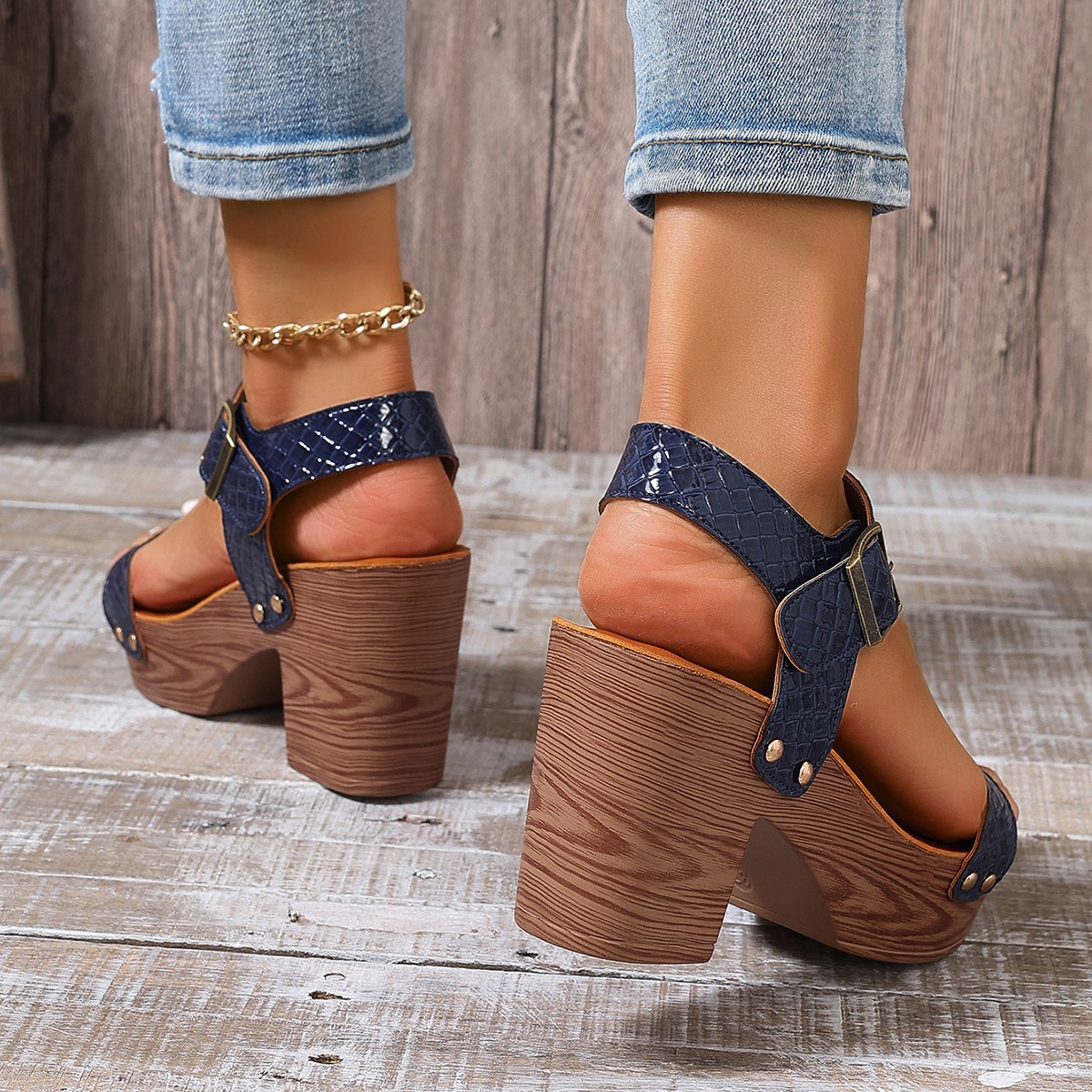 Wholesale of new high-heeled sandals for women in the summer of 2025 for foreign trade, including one-line fish-mouth sandals and chunky high-heeled sandals Application Scenario