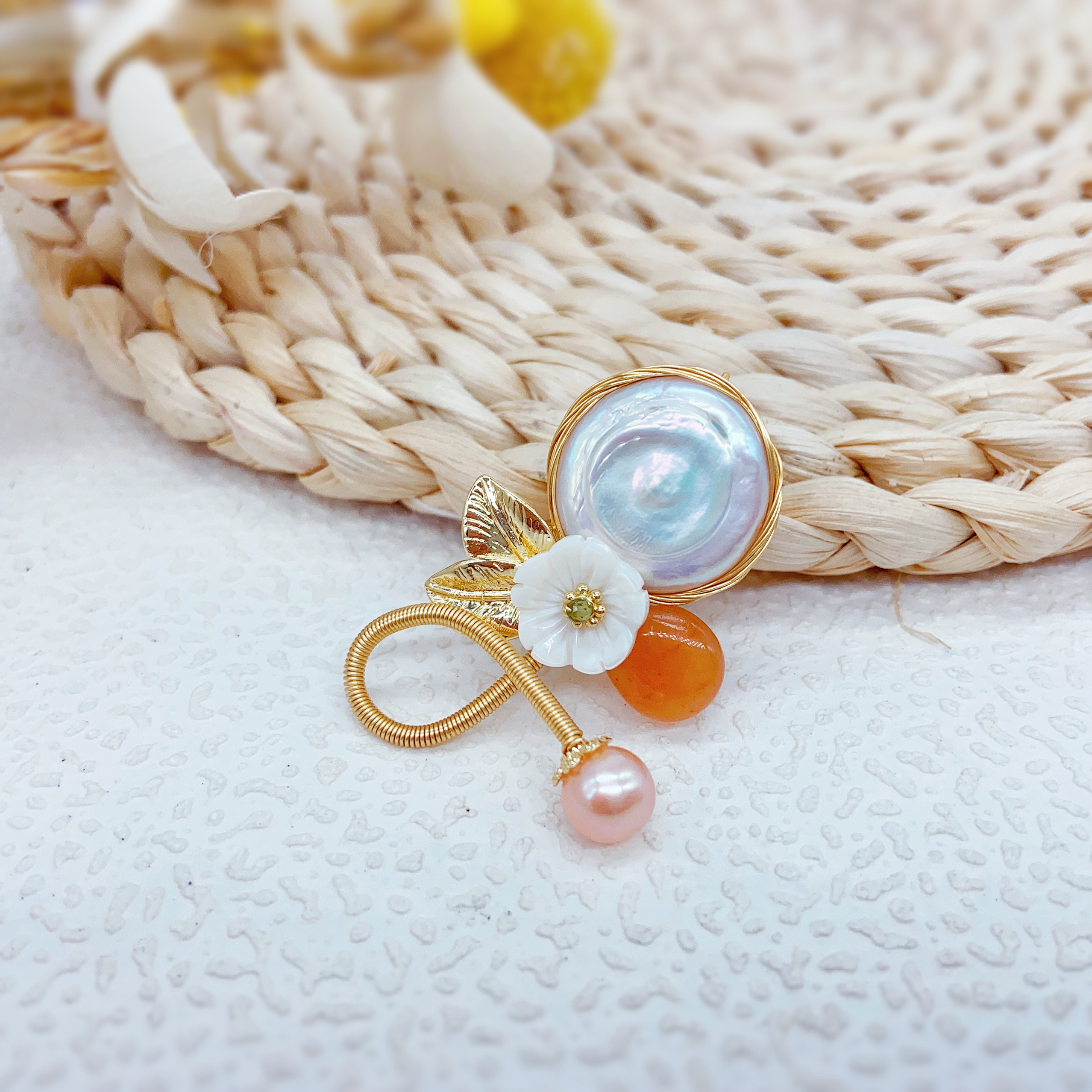 Pearl flower brooch, Baroque pearl brooch, decorative national trend brooch, retro accessory brooch, ladies' waist-cinching fashion details Picture