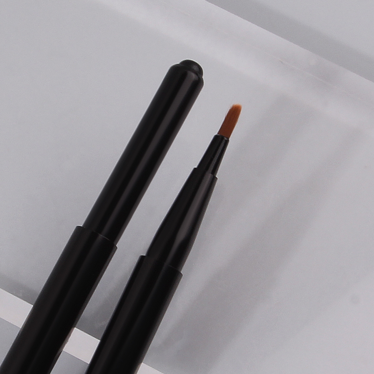 Two black retractable lip brushes, portable lipstick brush, lip gloss, lip gloss, and smudging brush, special makeup tools for makeup artists Specification drawing