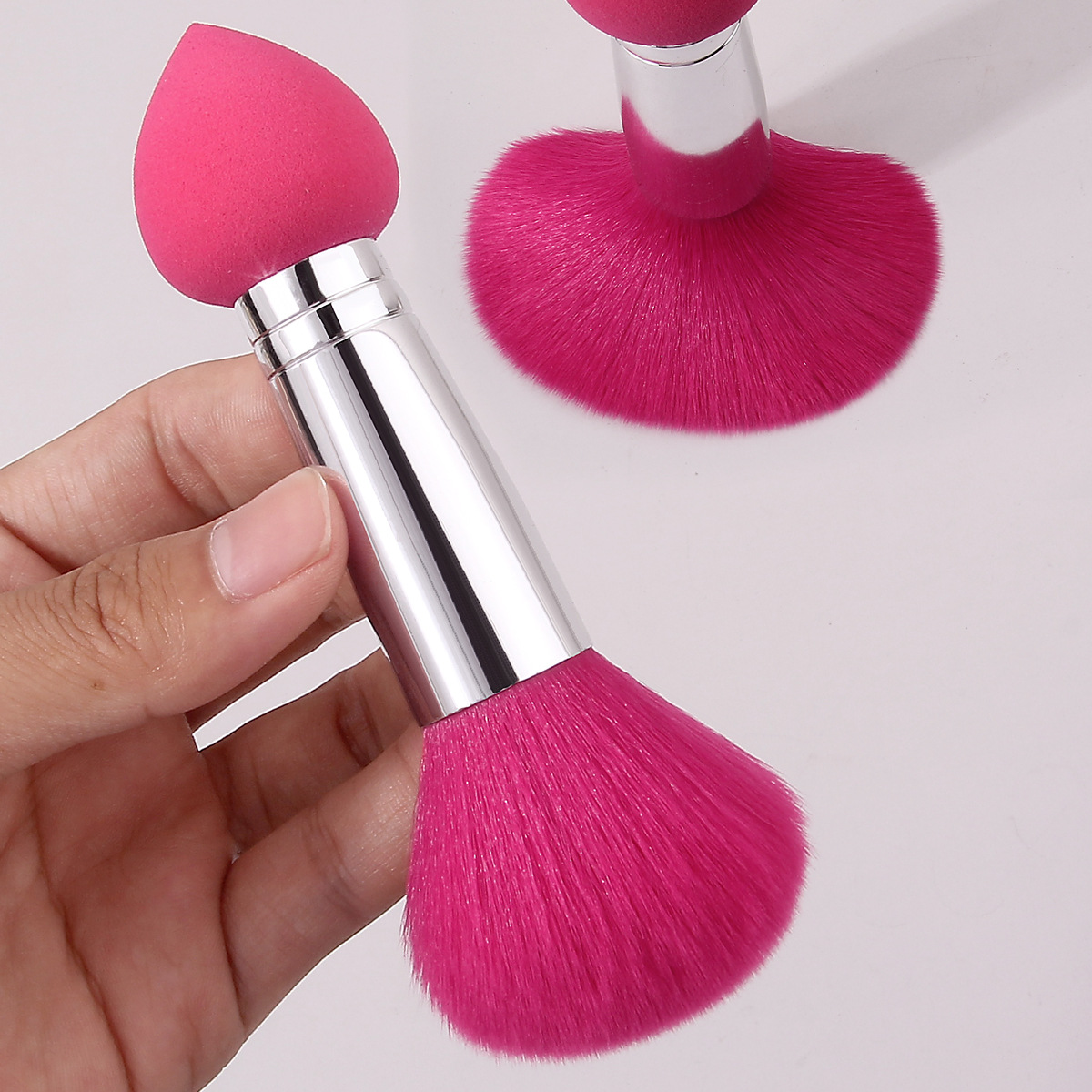 New cross-border bestseller: Single loose brush, sponge egg concealing foundation brush, multi-functional facial blush brush, portable version full figure