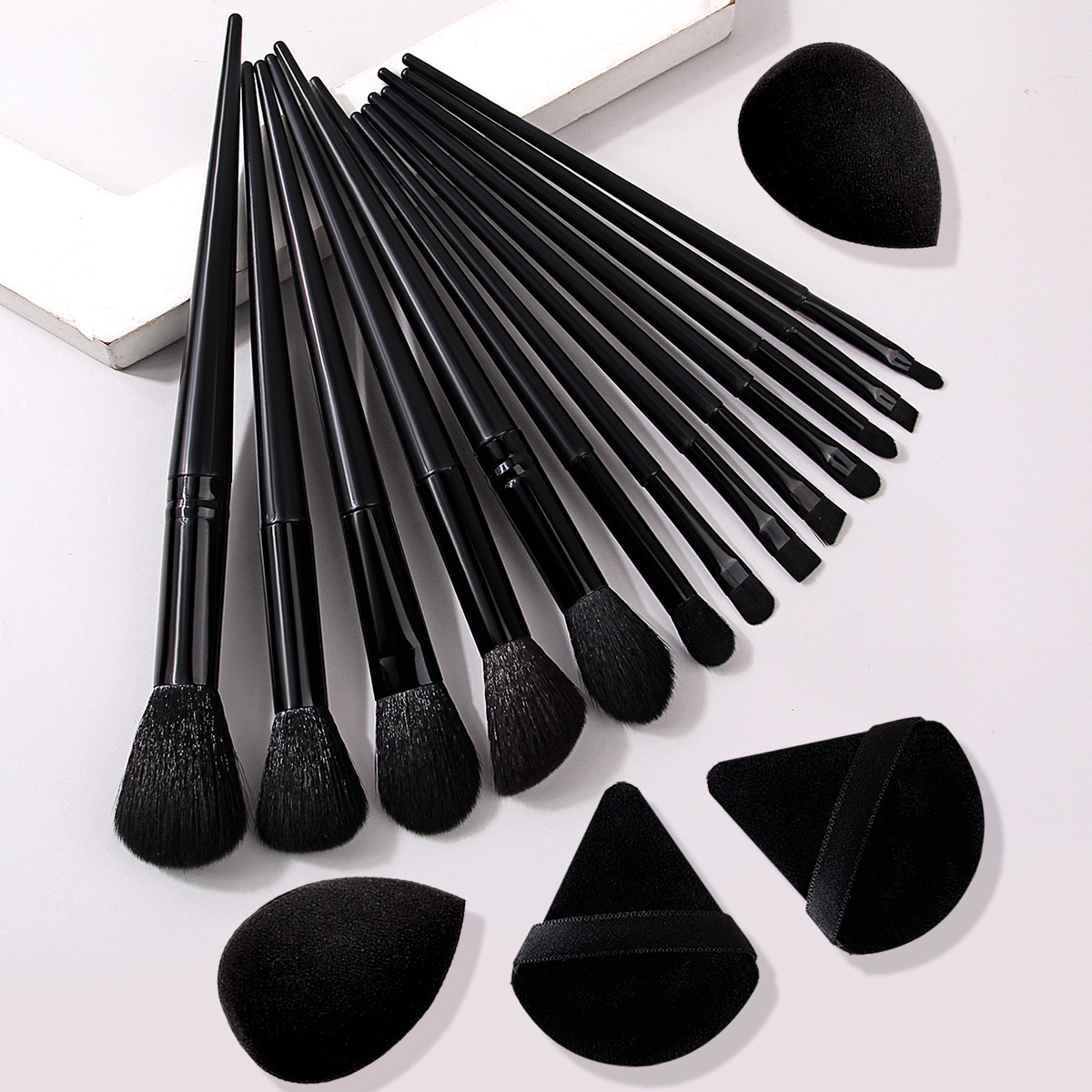 13-piece black makeup brush set for beginners, super soft beauty tools, makeup brushes, makeup powder puffs, sponge eggs full figure